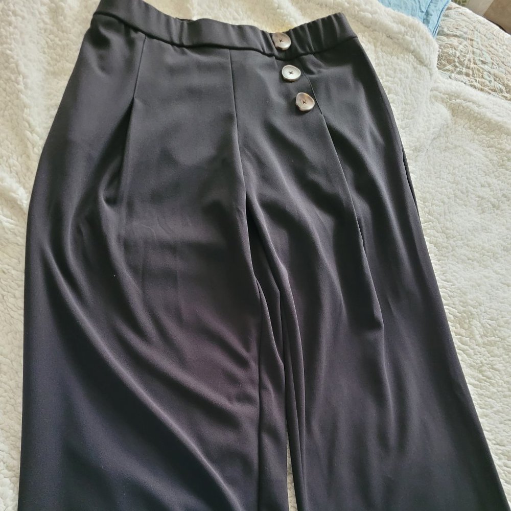 Black Alfani wide leg pull on pants. Never worn. Size medium.